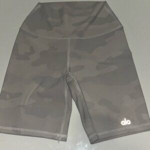 Alo Yoga White Camo Biker Shorts Inseam Size X Small